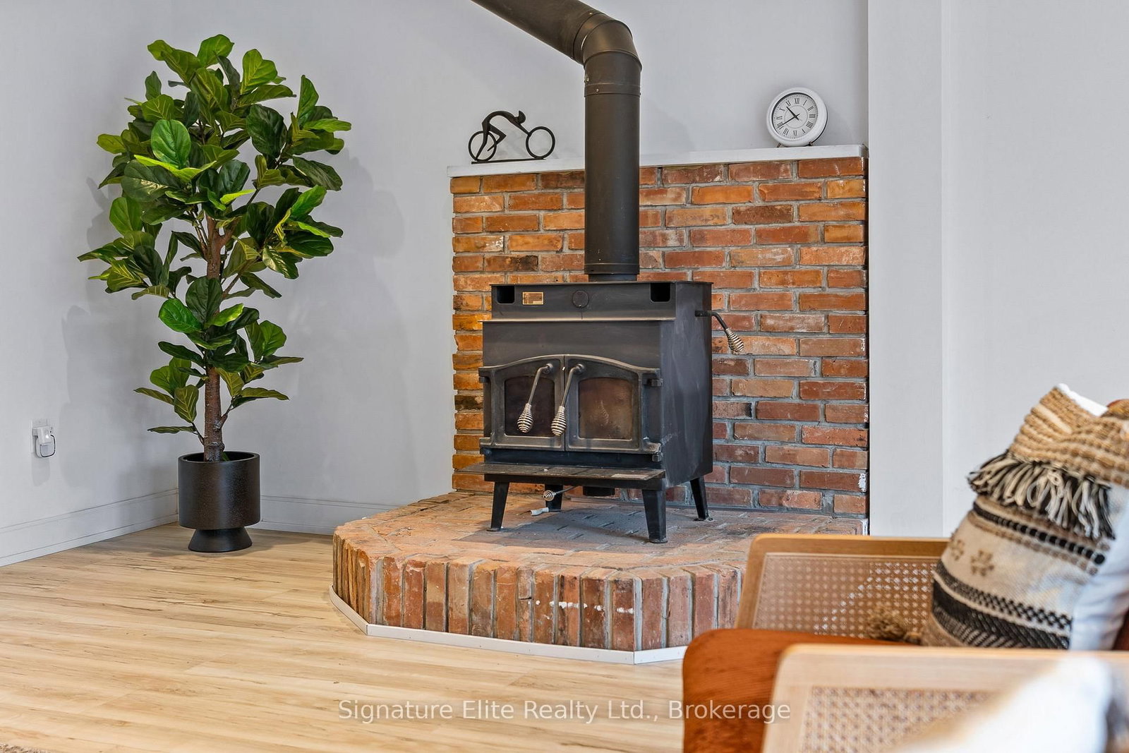 Listing Image 10