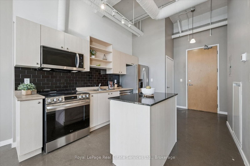 410 King St W photo 5