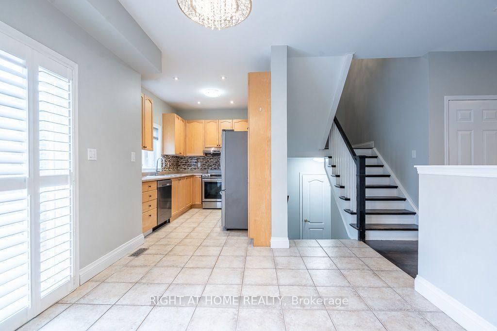 27 Panorama Way • Hamilton, ON photo 8