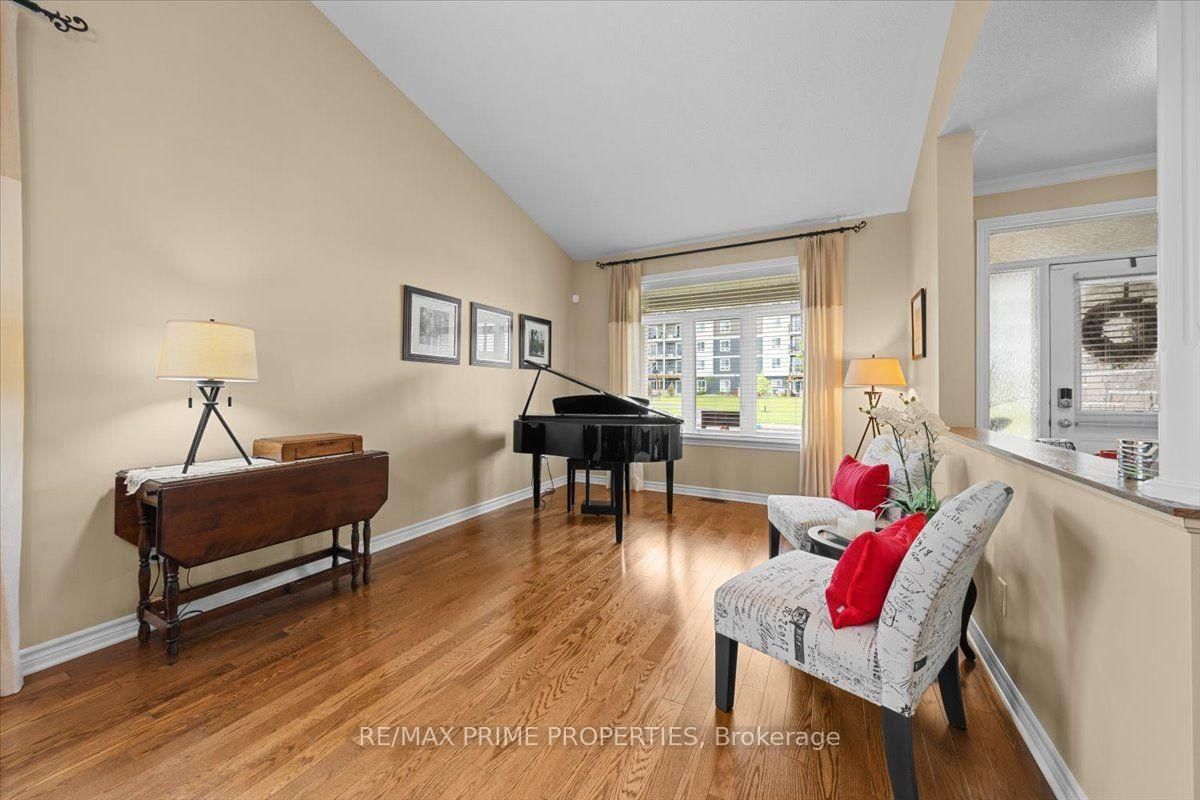 341 Bobolink Ridge • Ottawa, ON photo 6