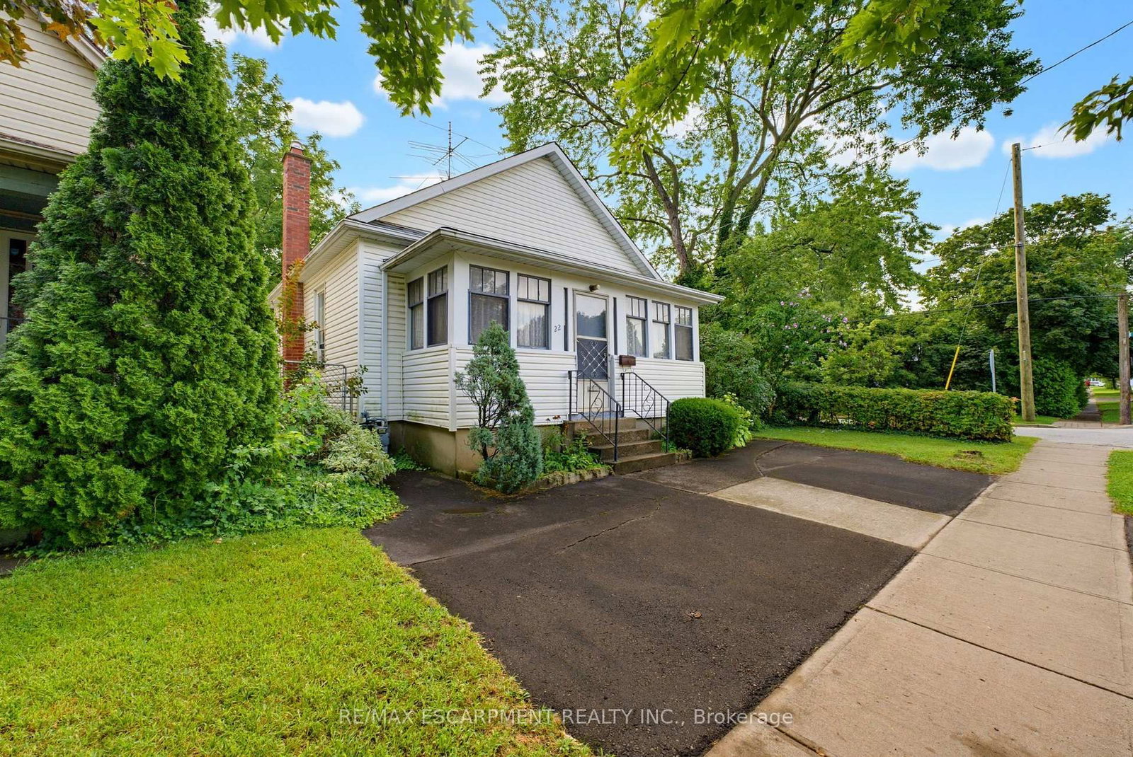 22 Mildred Avenue • St. Catharines, ON photo 3