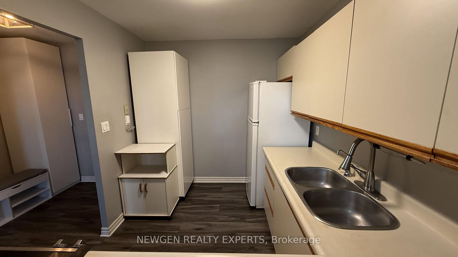 405-18 Holborn Crt, Kitchener, view 12