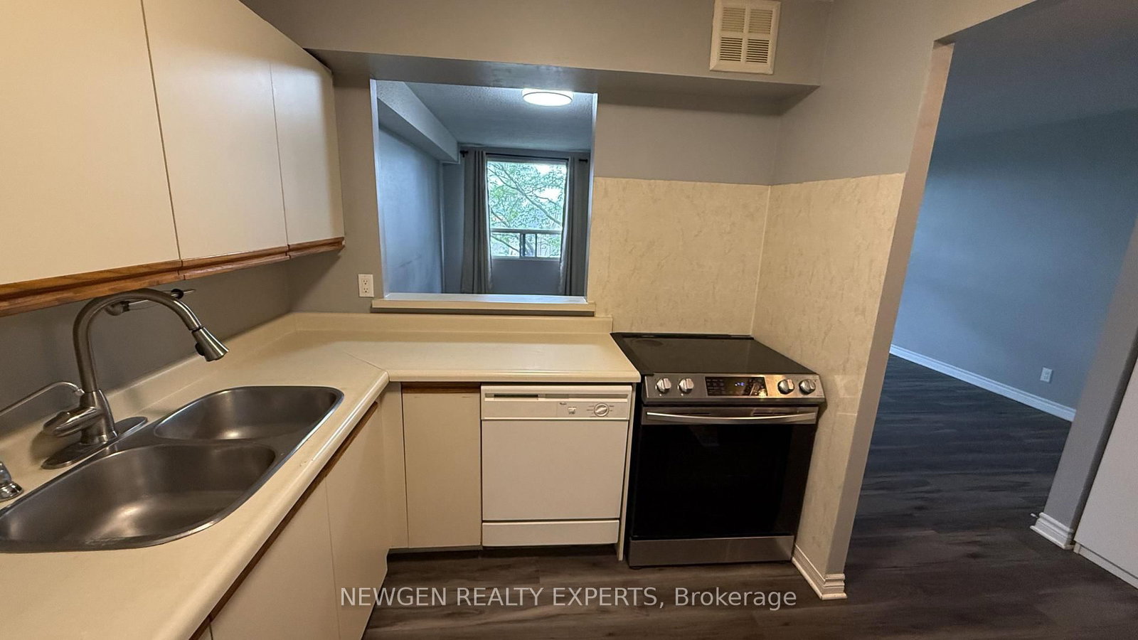 405-18 Holborn Crt, Kitchener, view 13
