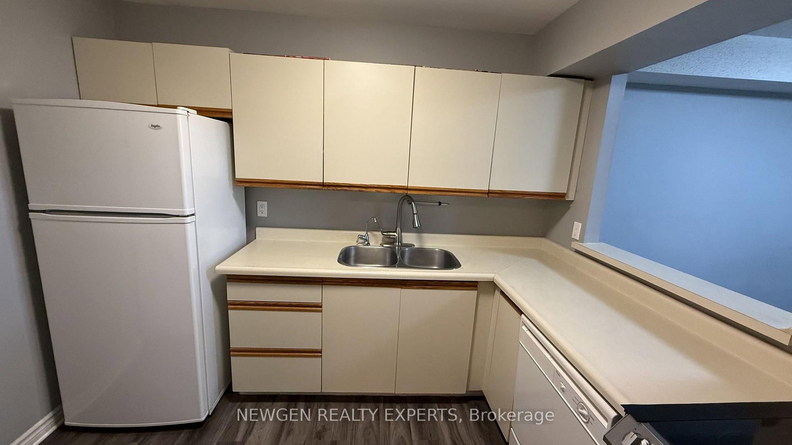 405-18 Holborn Crt, Kitchener, view 14