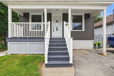 241 Rosslyn Avenue N • Hamilton, ON photo 3