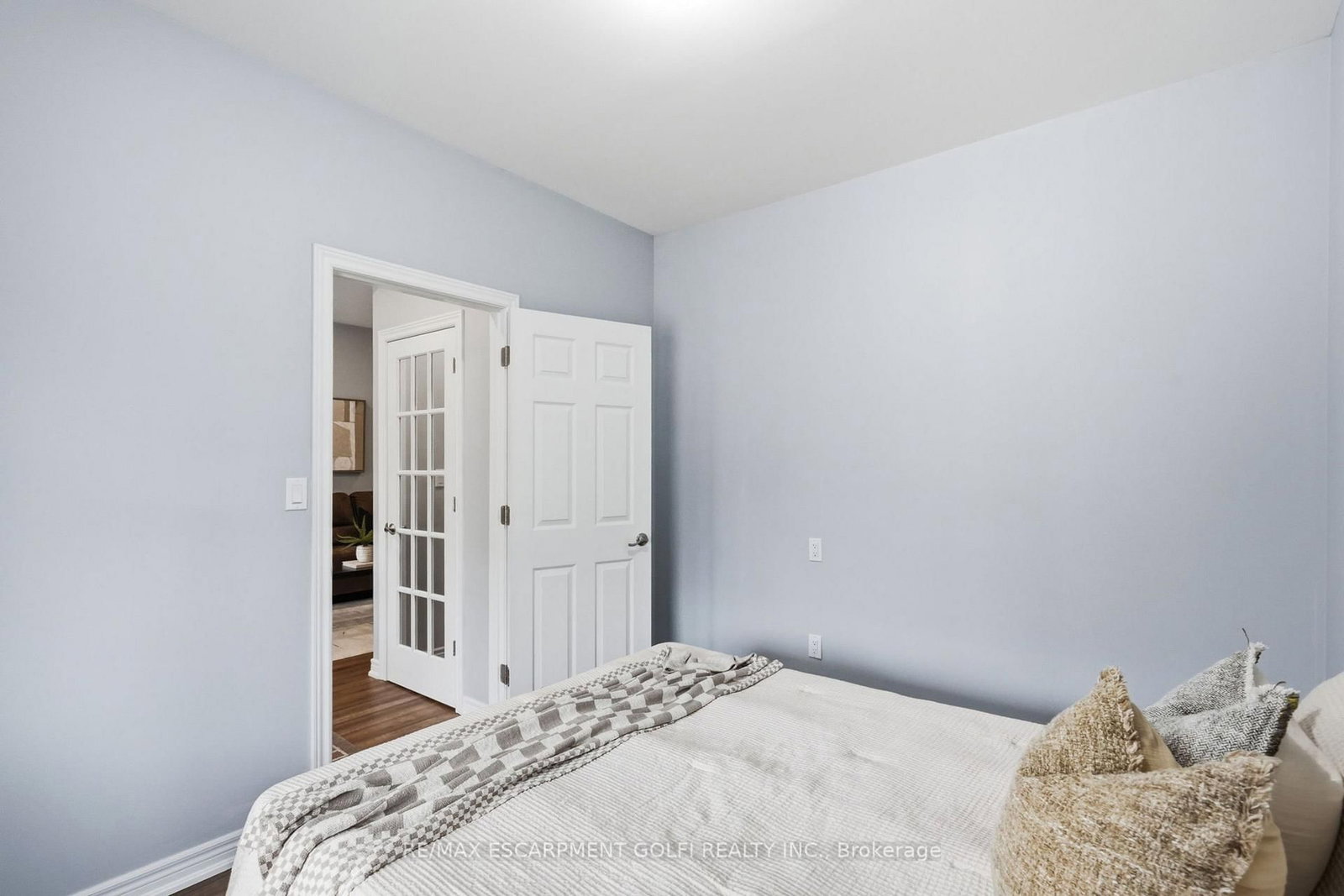 241 Rosslyn Avenue N • Hamilton, ON photo 6