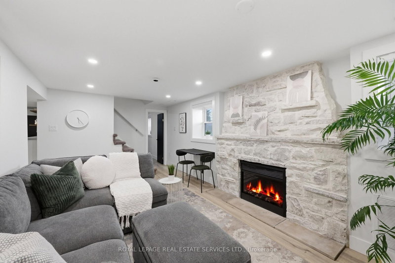 8 Briscoe Street W