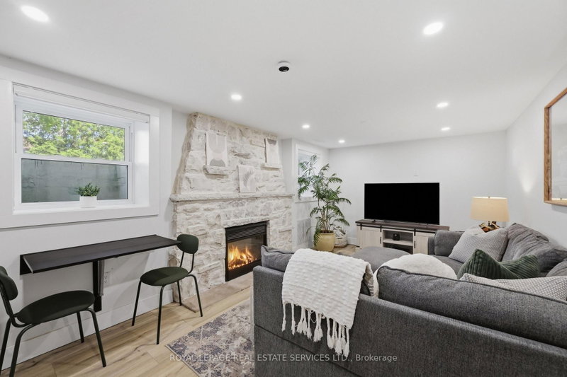 8 Briscoe Street W