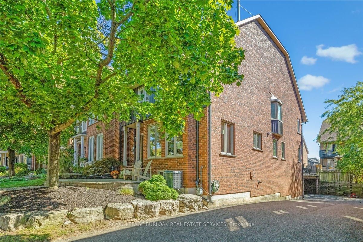 44 Sunvale Place • Hamilton, ON photo 2