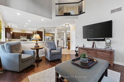209 Munnoch Boulevard • Woodstock, ON photo 3
