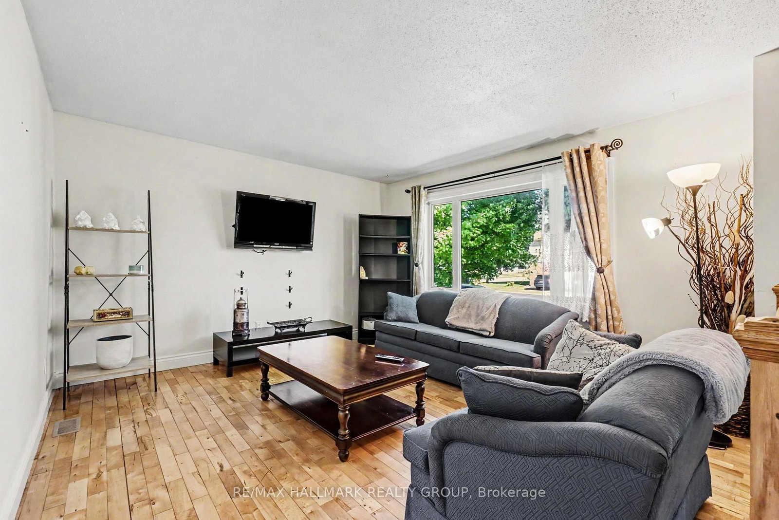 52 Castlebeau Street • Russell, ON photo 3