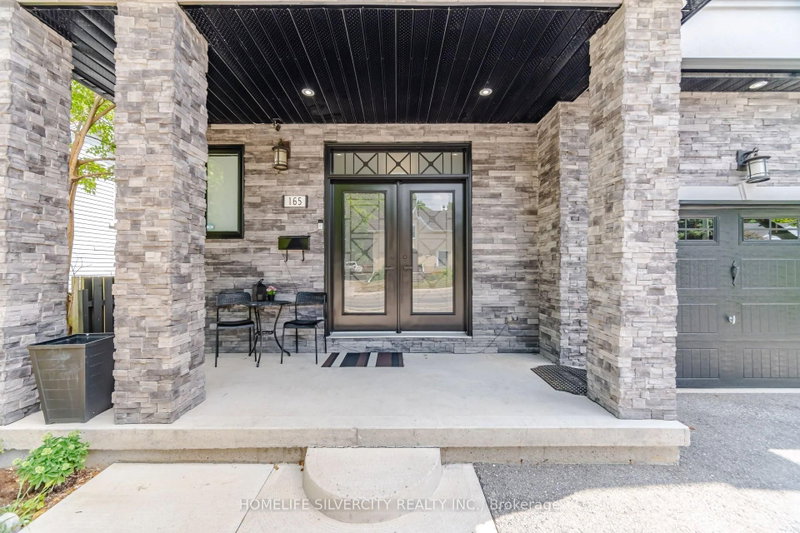 165 St Andrews Street W
