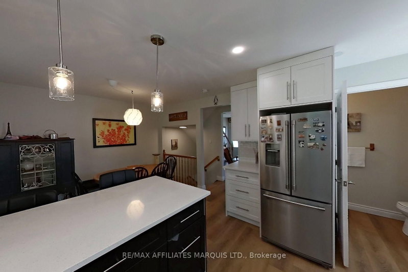 21 Wellington St E photo 5