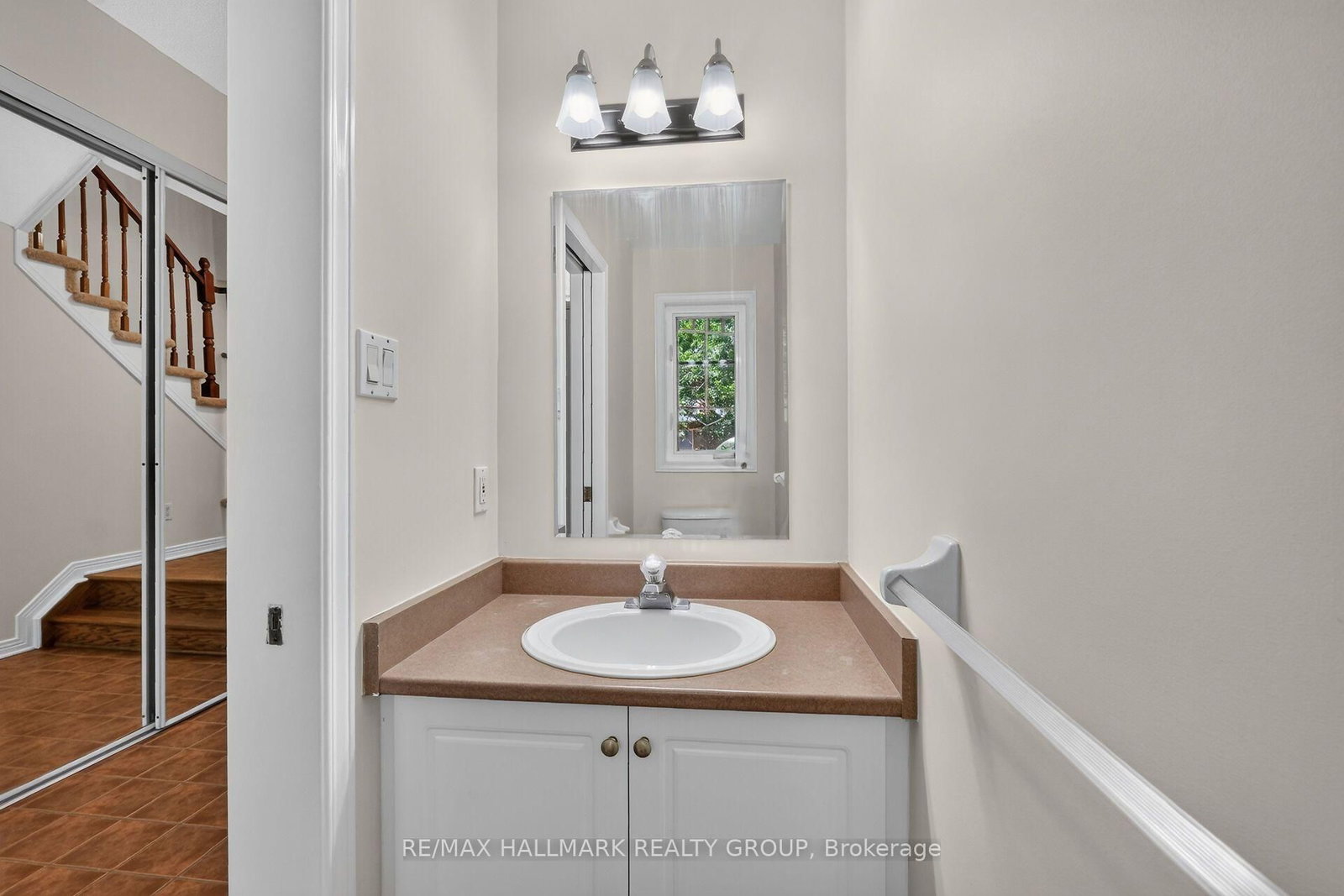 24 Gray Crescent • Ottawa, ON photo 6