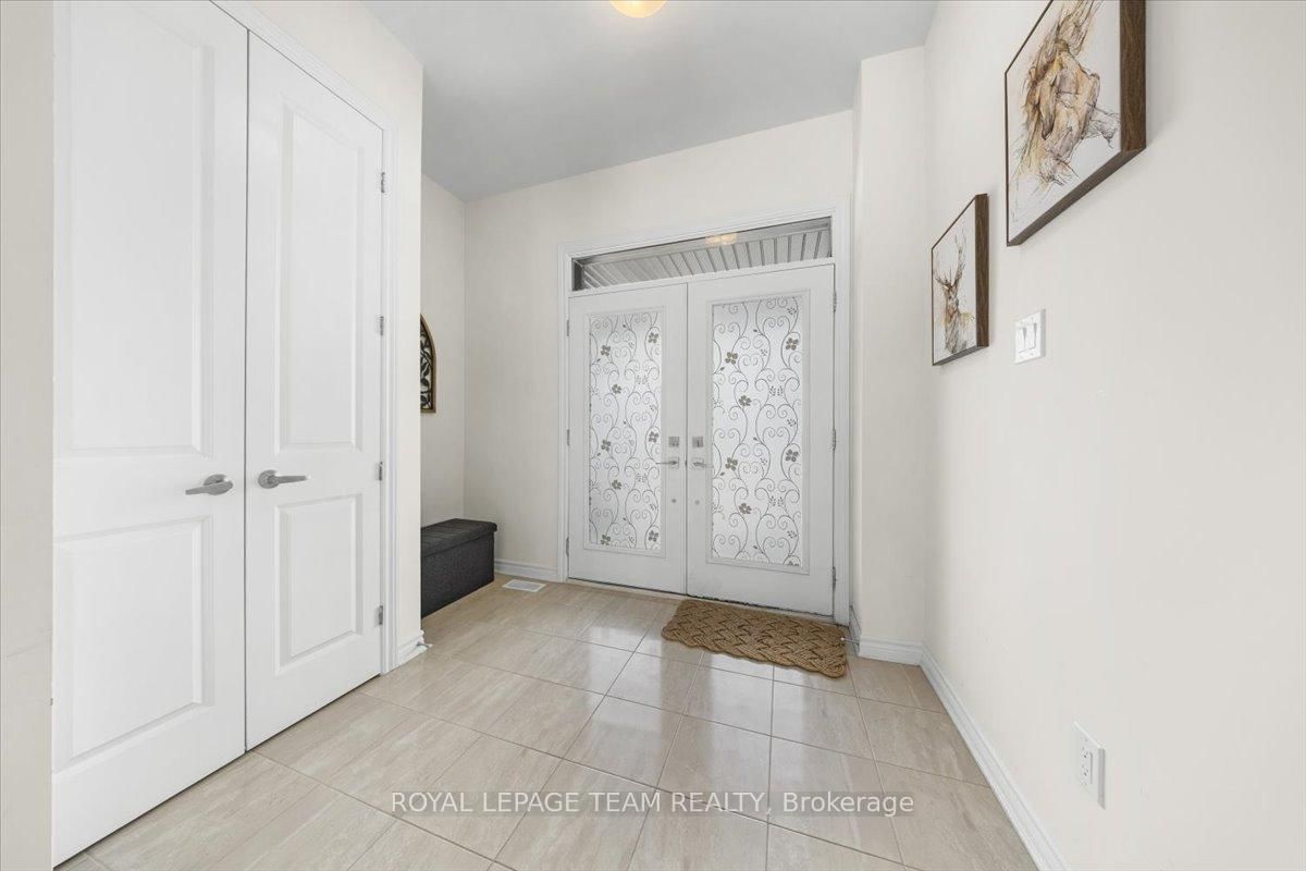 290 Turnbuckle Crescent • Ottawa, ON photo 2