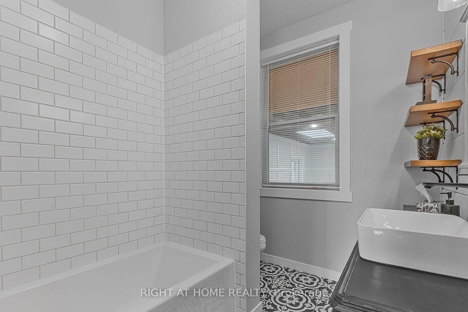 110 Cameron Avenue N • Hamilton, ON photo 15