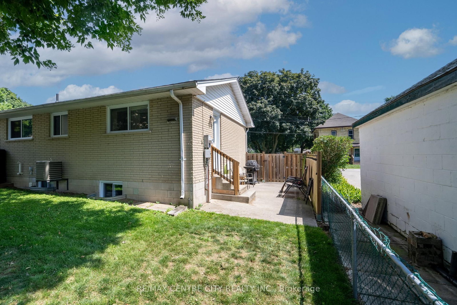 242 Rapley Street • Strathroy-Caradoc, ON photo 6