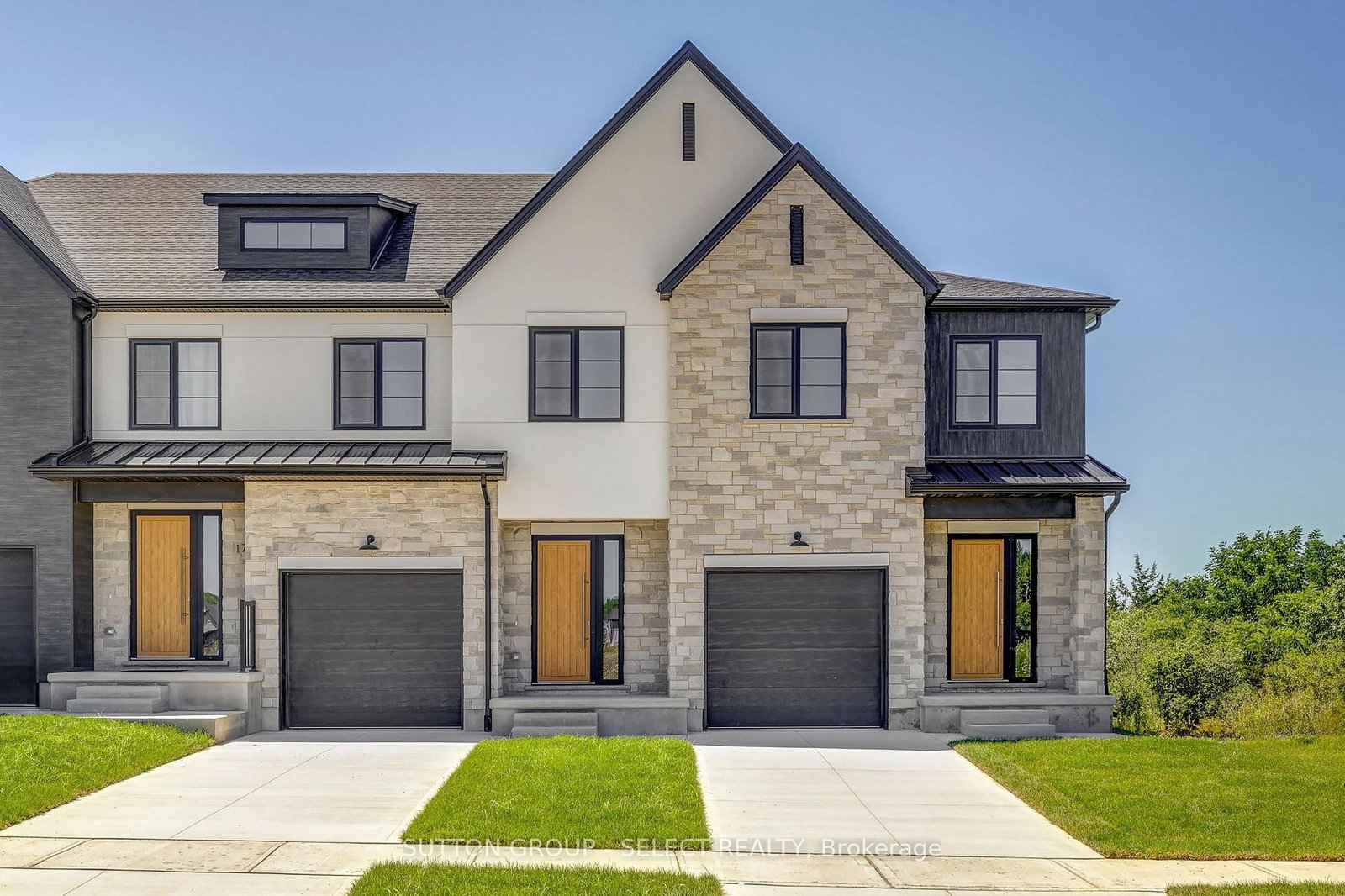 31 Optimist Drive • Southwold, ON photo 1