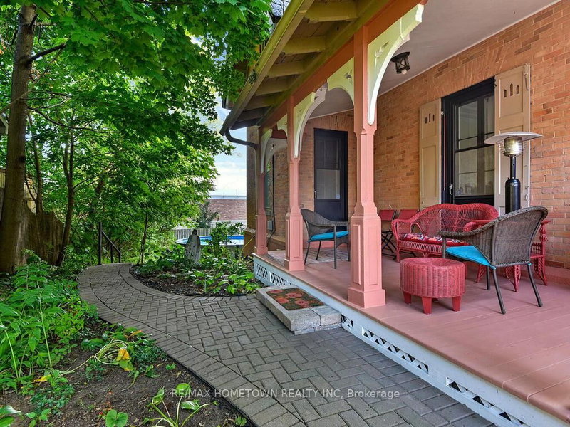 157 DIBBLE Street W
