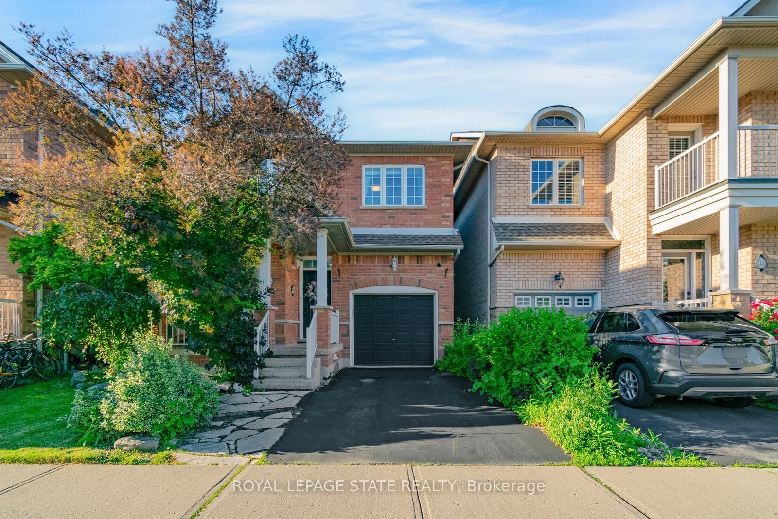 33 Panorama Way • Hamilton, ON photo 2