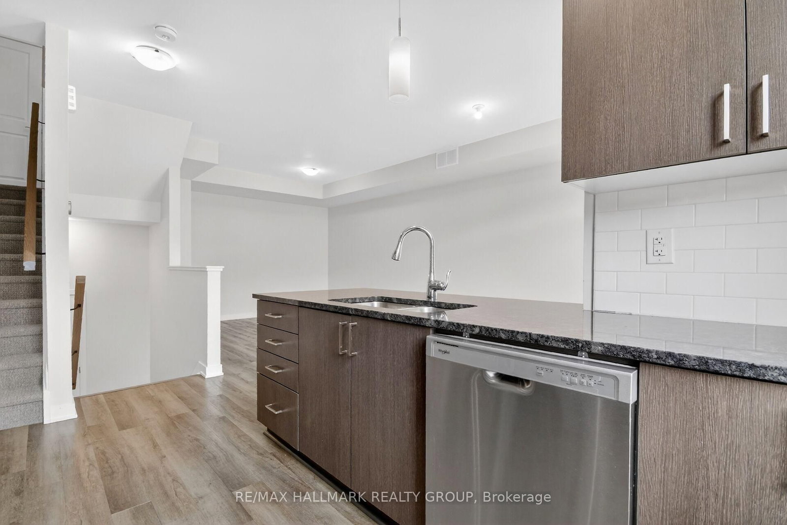 402 JEWELWING Private • Ottawa, ON photo 18