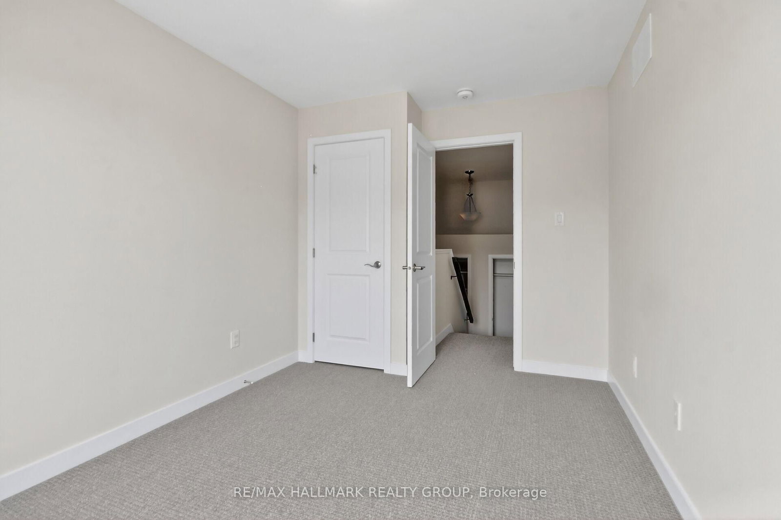 402 JEWELWING Private • Ottawa, ON photo 36