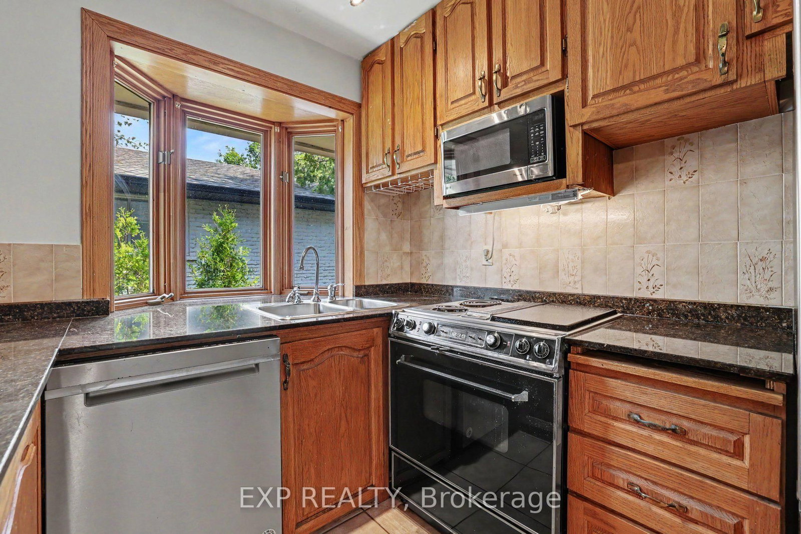16 Elmsley Crescent • Ottawa, ON photo 12