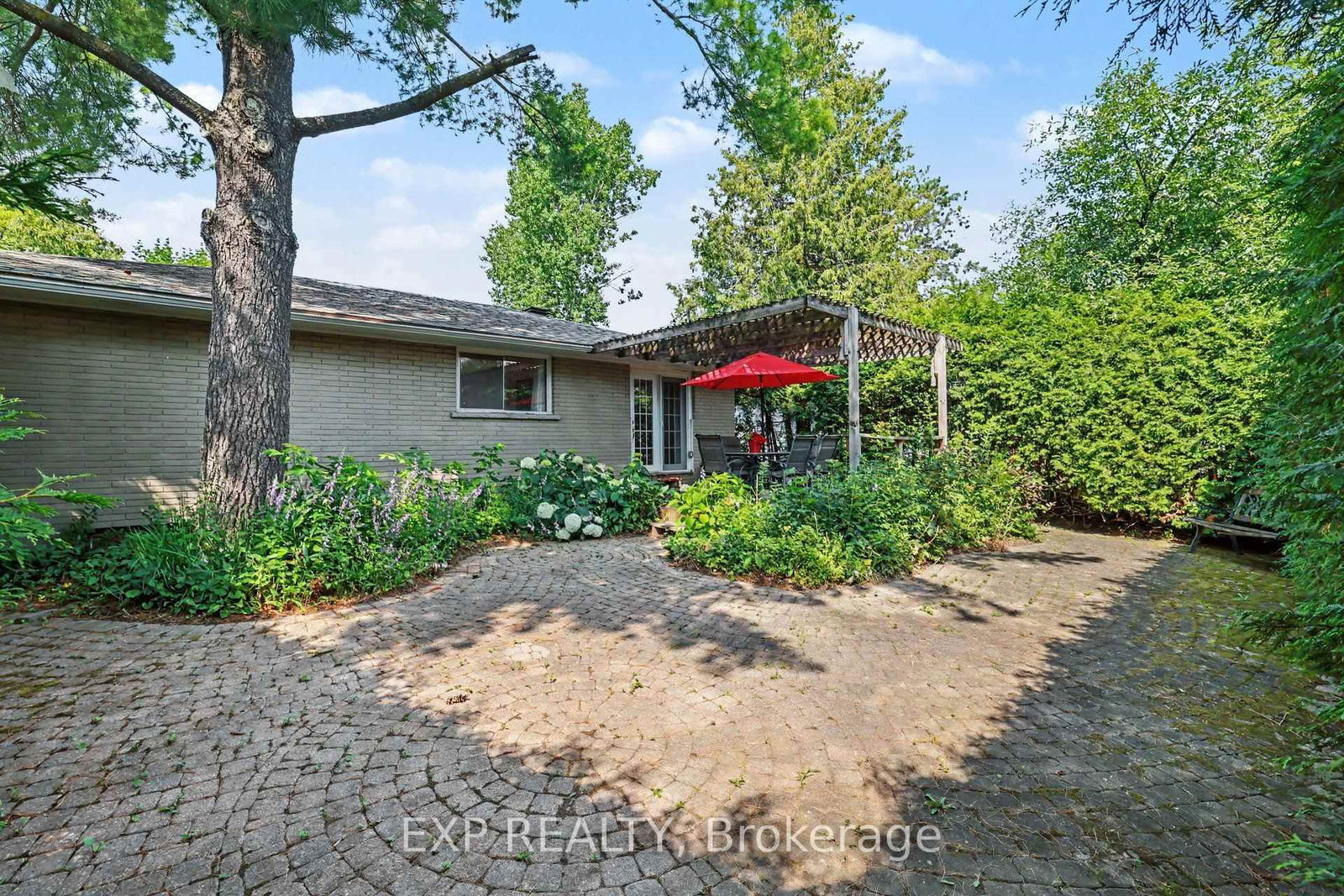 16 Elmsley Crescent • Ottawa, ON photo 31