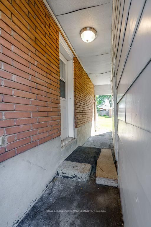 463 Cameron St photo 4