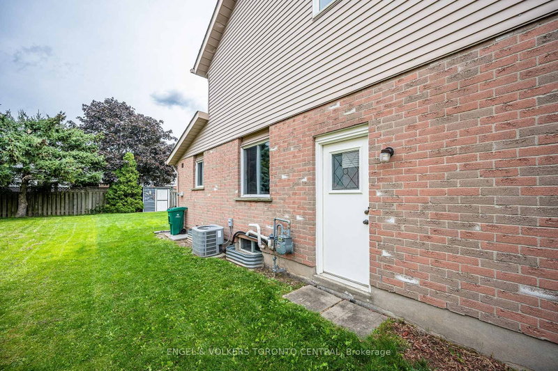 601 Pinerow Crescent