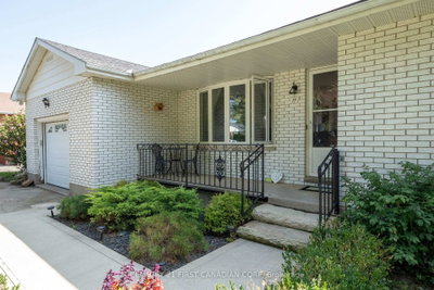 Detached House for sale at 11 Sunset Avenue, Warwick, Ontario, N0M 2S0 - Watford - MLS: X13707324