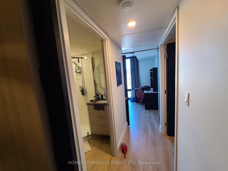 725 - 145 Columbia Street W