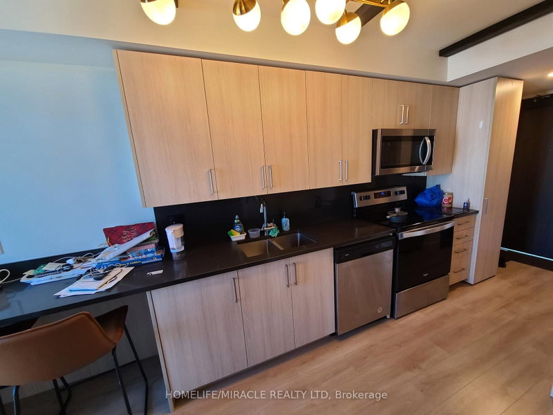 725 - 145 Columbia Street W