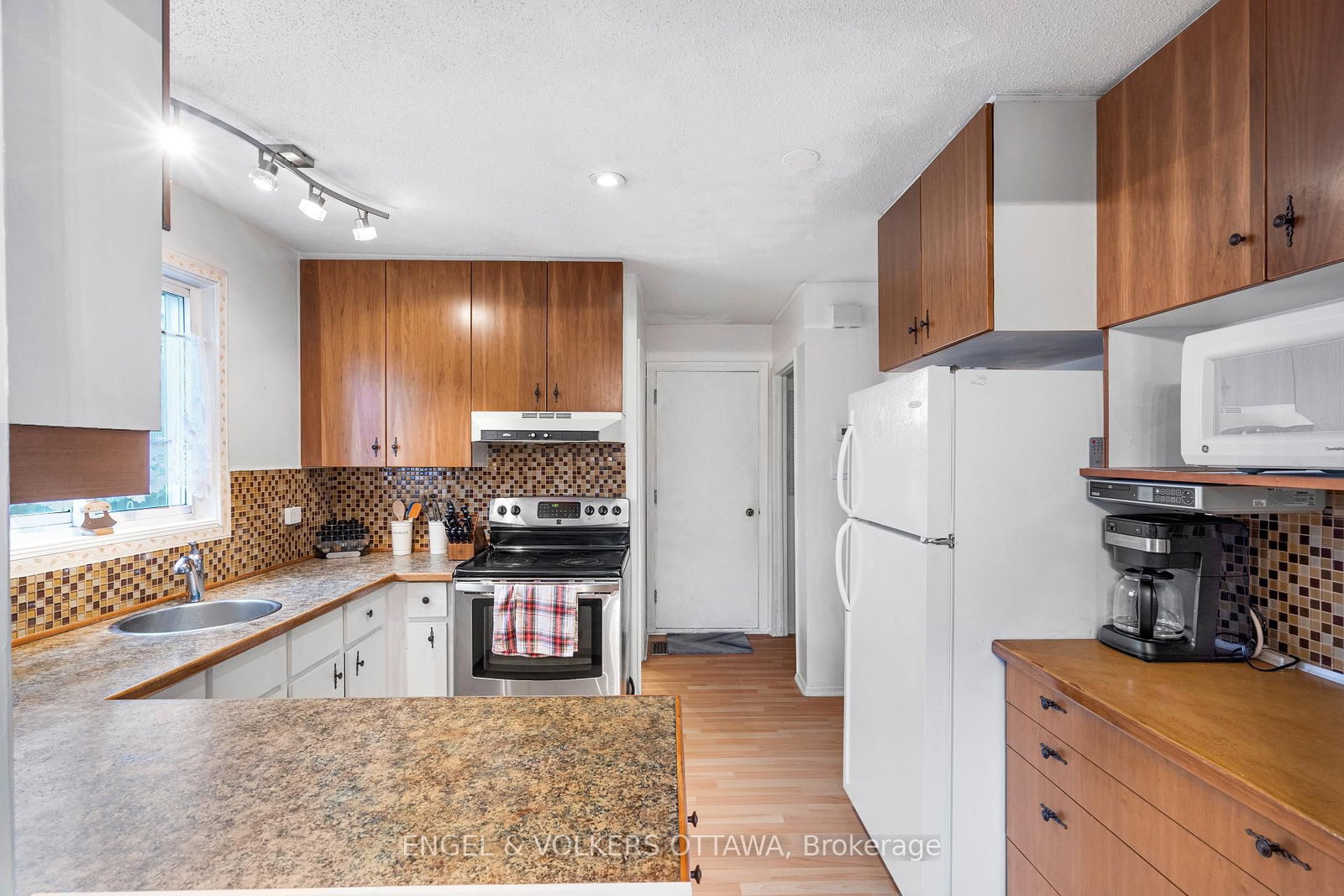 10 Estelle Crescent • Nepean, ON photo 19