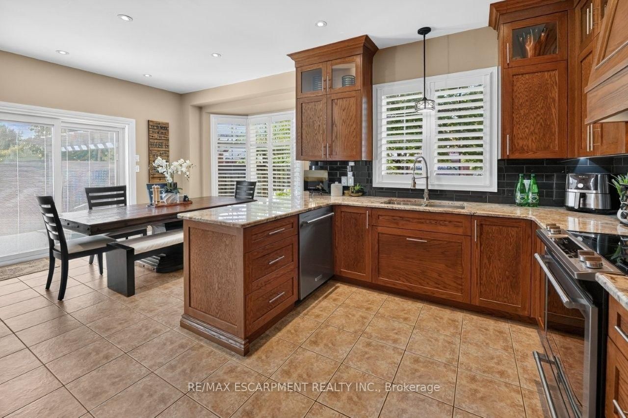 37 Hickory Crescent • Grimsby, ON photo 8
