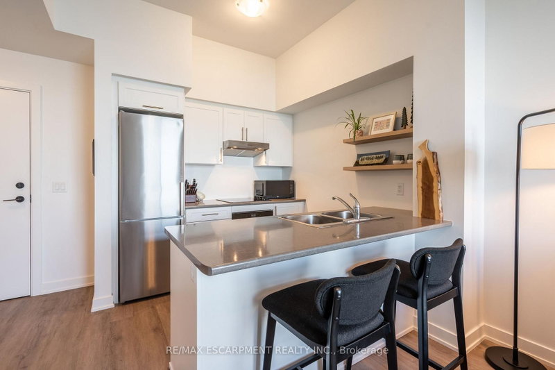 613 - 600 North Service Road