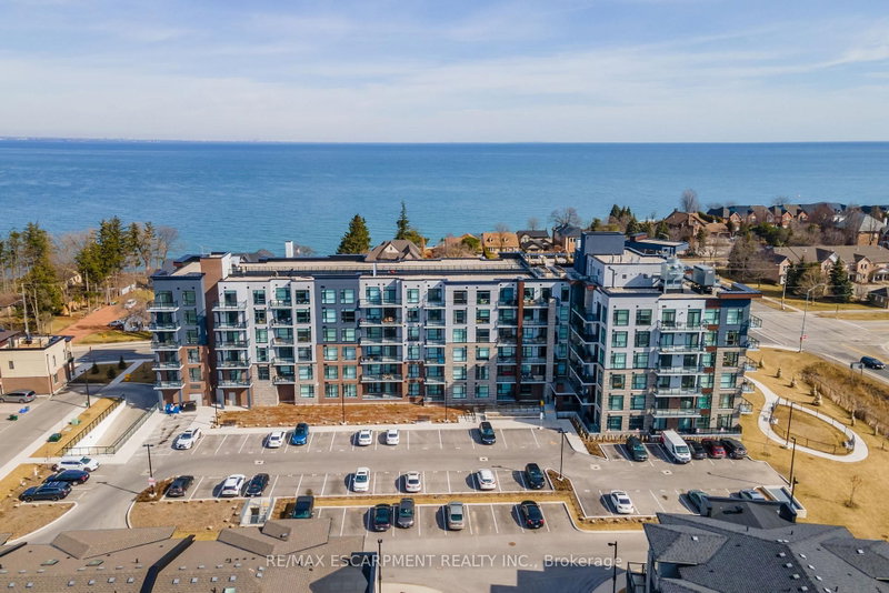 613 - 600 North Service Road