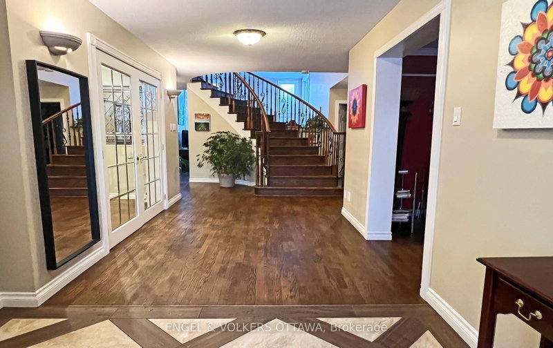 736 Hauteview Crescent