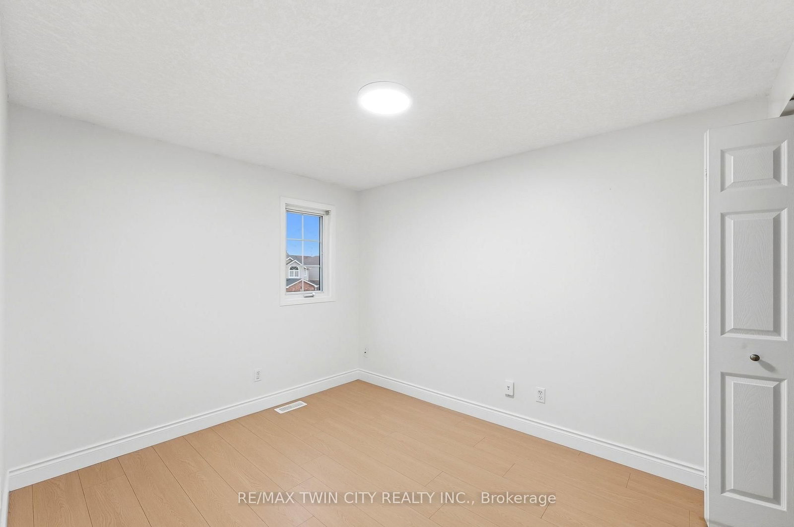 82 BRIDLEWREATH Street • Kitchener, ON photo 23