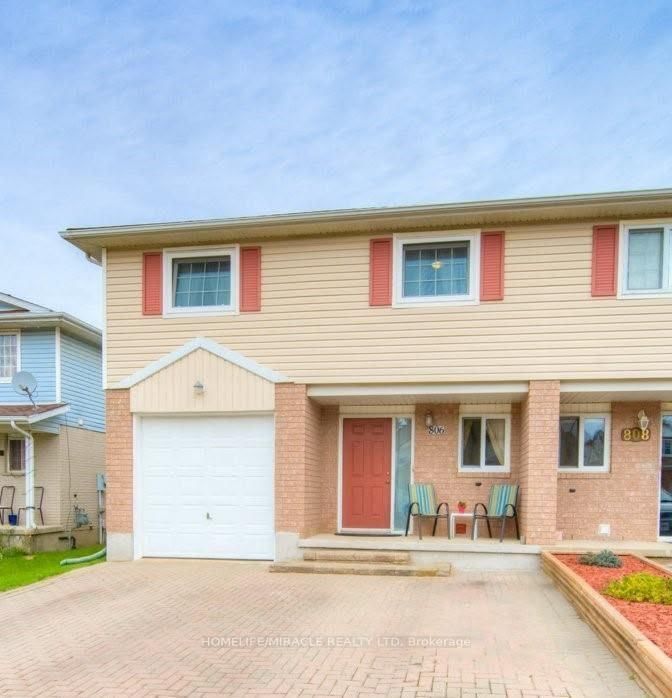 806 Fairway Crescent