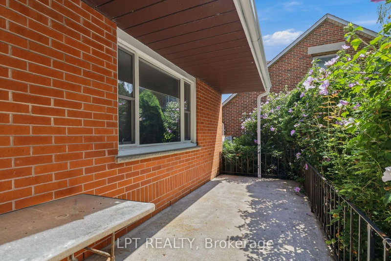 228 Highbury Avenue N