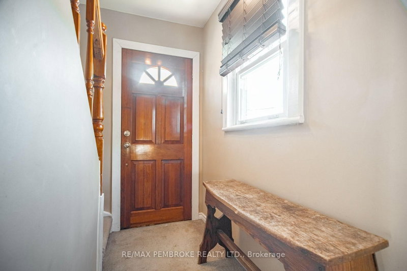 561 Hamilton Street W