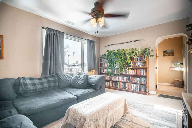 561 Hamilton Street W