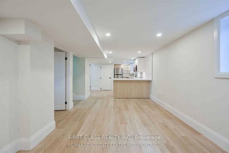 2 - 118 Manning Avenue