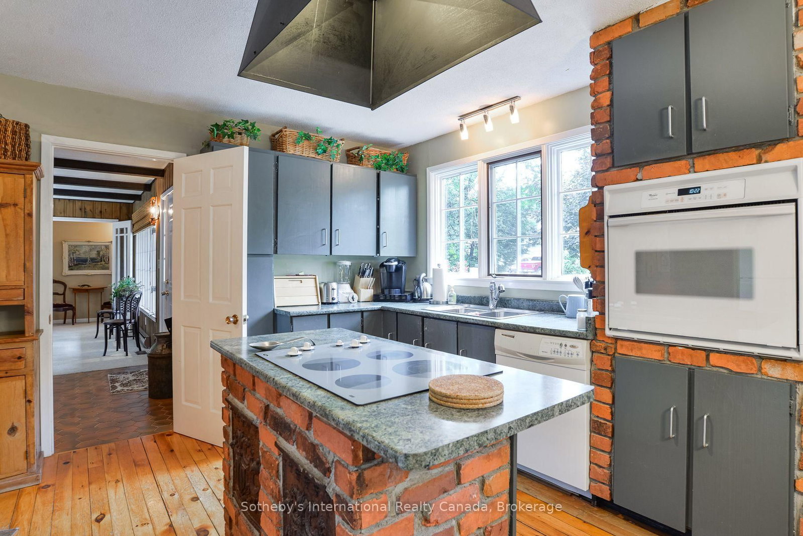 590 Hotchkiss Street • Gravenhurst, ON photo 10