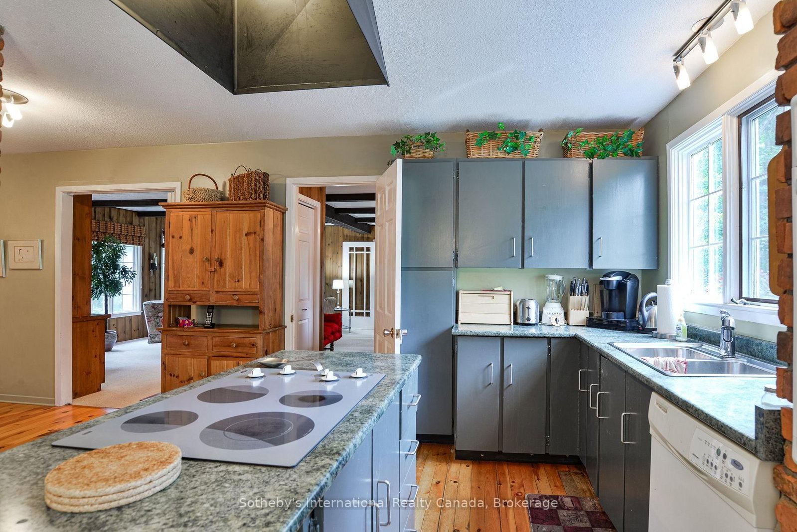 590 Hotchkiss Street • Gravenhurst, ON photo 11