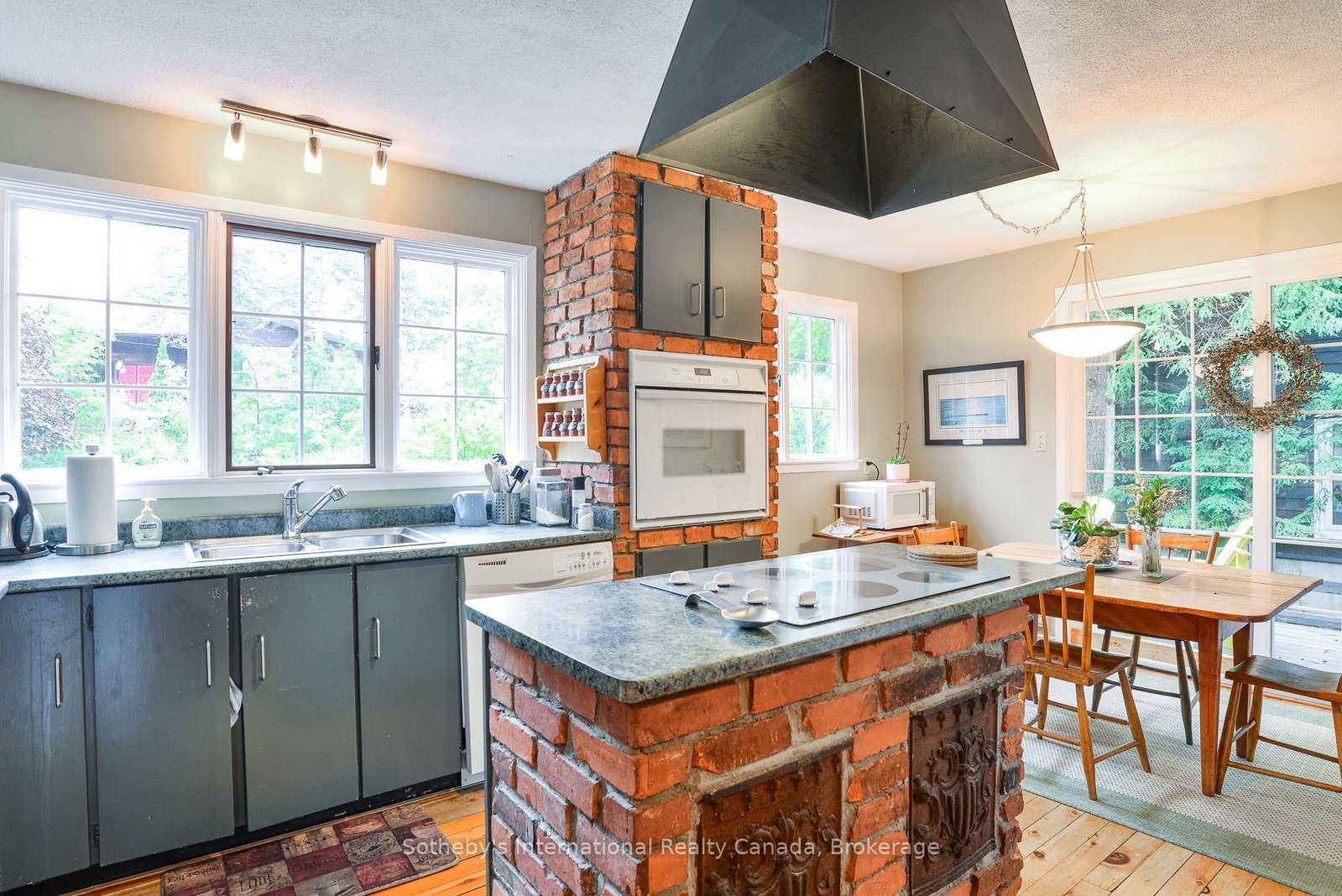 590 Hotchkiss Street • Gravenhurst, ON photo 12