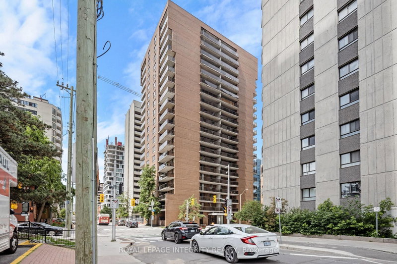 2001 - 475 Laurier Avenue W