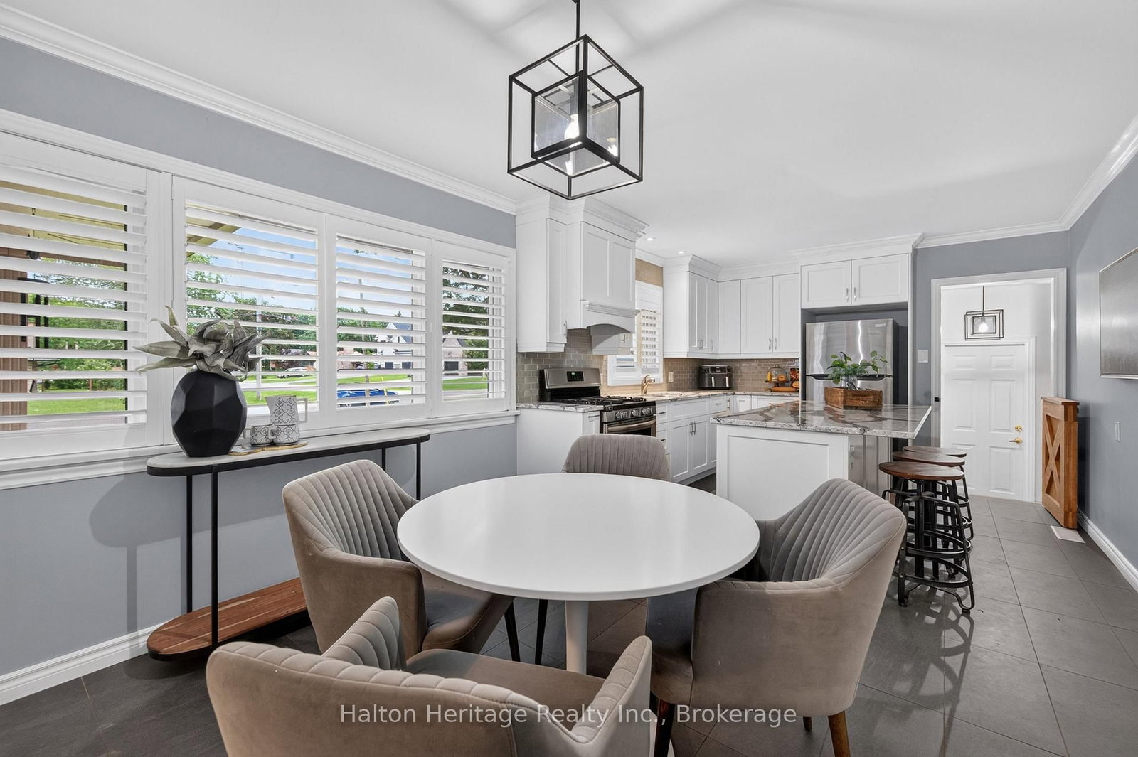 9 Strathearn Avenue • Grimsby, ON photo 11