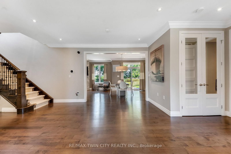 3 - 258 Edgewater Crescent